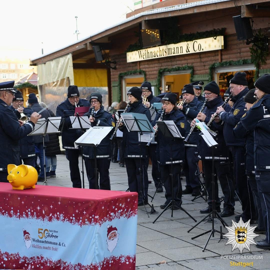 "Polizeimusik Stuttgart" spielt auf dem Stuttgarter Weihnachtsmarkt